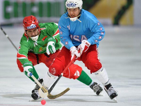 Игрок сборной Белоруссии Юрий Степочкин (слева) и игрок сборной США Дэррен Ричардссон