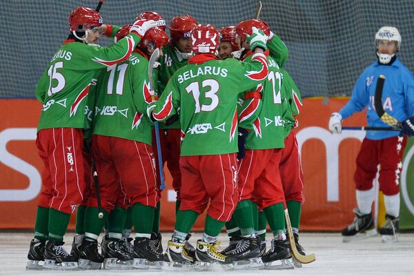 Игроки сборной Белоруссии радуются заброшенному мячу