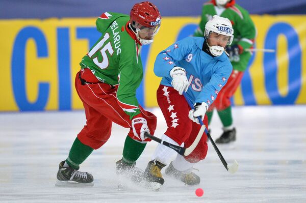 Игрок сборной Белоруссии Матвей Азаренко (слева) и игрок сборной США Эндрю Кнутсон