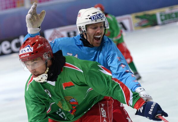 Игрок сборной Белоруссии Максим Кошелев (слева) и игрок сборной США Микаэль Ликтинг
