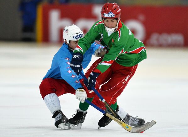 Игрок сборной США Джейкоб Блюхер (слева) и игрок сборной Белоруссии Сергей Юсупов