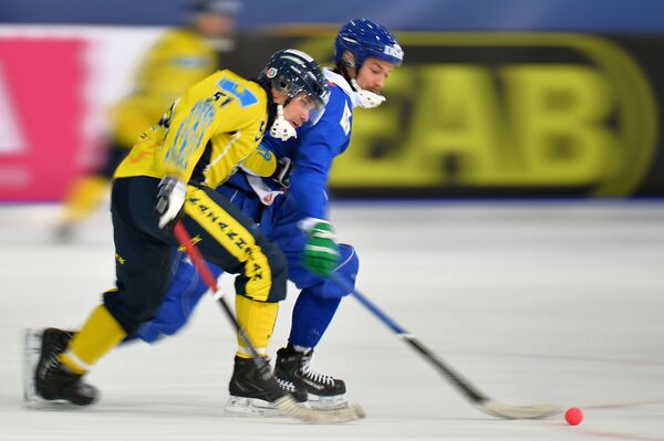 Игроки сборной Казахстана по хоккею с мячом Максим Гавриленко (слева) и сборной Финляндии Янне Ринтола