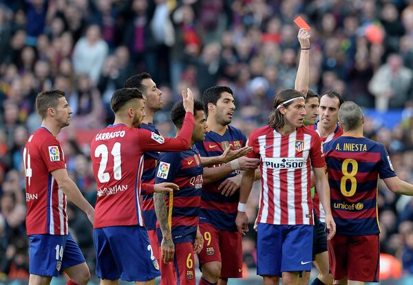 Защитник Атлетико Филипе Луис получает красную карточку в матче против Барселоны