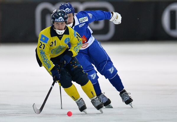 Игроки сборной Казахстана по хоккею с мячом Павел Дубовик (слева) и сборной Финляндии Ээту Пеухкури
