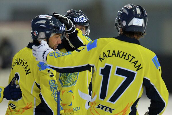Игроки сборной Казахстана по хоккею с мячом