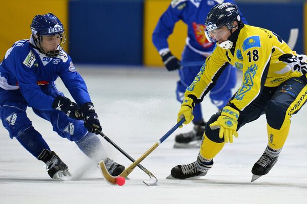 Игроки сборной Финляндии по хоккею с мячом Туомас Мяяття (слева) и сборной Казахстана Леонид Бедарев