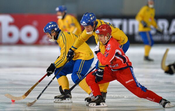 Игроки сборной Швеции по хоккею с мячом Пер Хельмюрс и Даниэль Берлин и сборной России Алмаз Музгазов (слева направо)