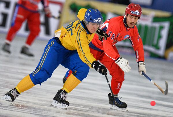 Игроки сборной Швеции по хоккею с мячом Эрик Петтерссон (слева) и сборной России Михаил Прокофьев