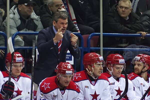 Главный тренер ЦСКА Дмитрий Квартальнов (второй слева вверху) и хоккеисты клуба