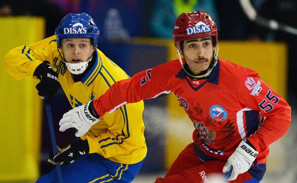 Игроки сборной Швеции по хоккею с мячом Адам Гильям (слева) и сборной России Михаил Прокопьев