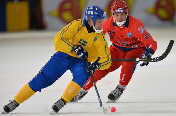 Игроки сборной Швеции по хоккею с мячом Даниэль Берлин (слева) и сборной России Евгений Иванушкин