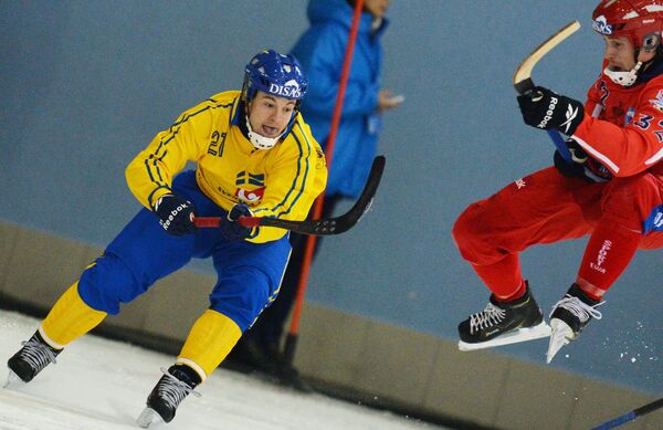 Игроки сборной Швеции Кристофер Эдлунд (слева) и сборной России Павел Булатов
