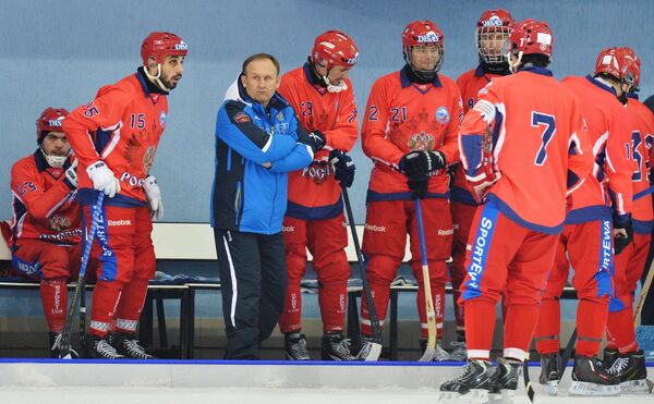 Игроки сборной России по хоккею с мячом и главный тренер команды Сергей Мяус (третий слева)