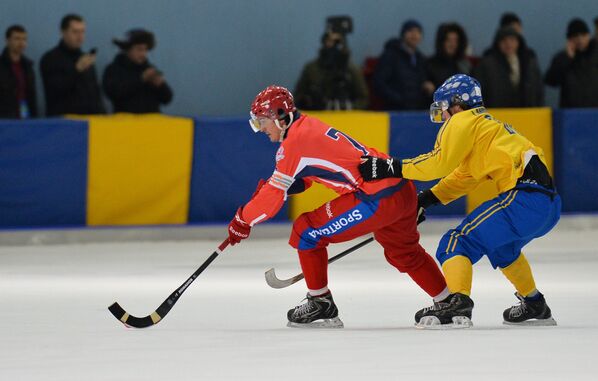 Игроки сборной России по хоккею с мячом Сергей Ломанов (слева) и сборной Швеции Йаоким Андерссон