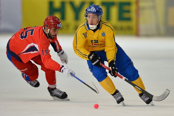 Игрок сборной России по хоккею с мячом Алан Ждусоев (слева) и игрок сборной Швеции Эрик Сэфстрем