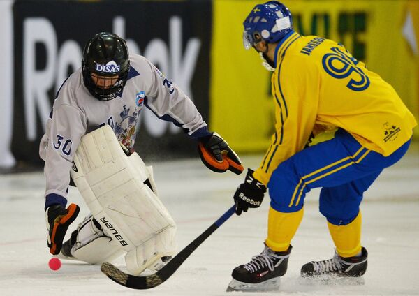Вратарь сборной России по хоккею с мячом Денис Рысев (слева) и игрок сборной Швеции Симон Янссон