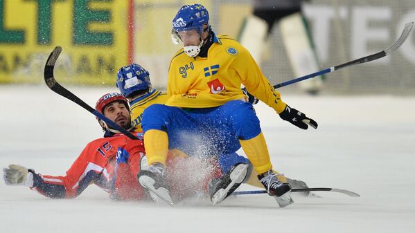 Игроки сборной России по хоккею с мячом Алан Ждусоев (слева) и сборной Швеции Симон Янссон