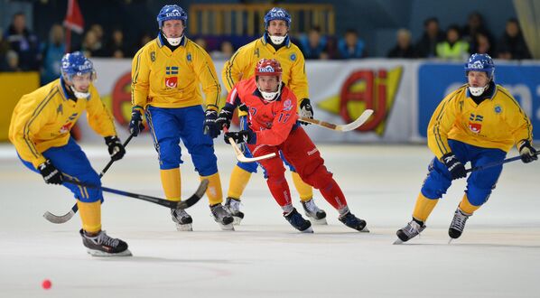 Игрок сборной России по хоккею с мячом Дмитрий Савельев (в центре)