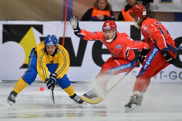 Игроки сборной Швеции по хоккею с мячом Ханс Андерссон и сборной России Юрий Викулин и Сергей Ломанов (слева направо)