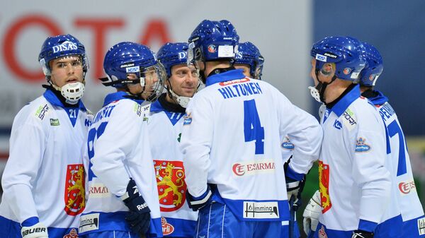 Игроки сборной Финляндии радуются заброшенному мячу