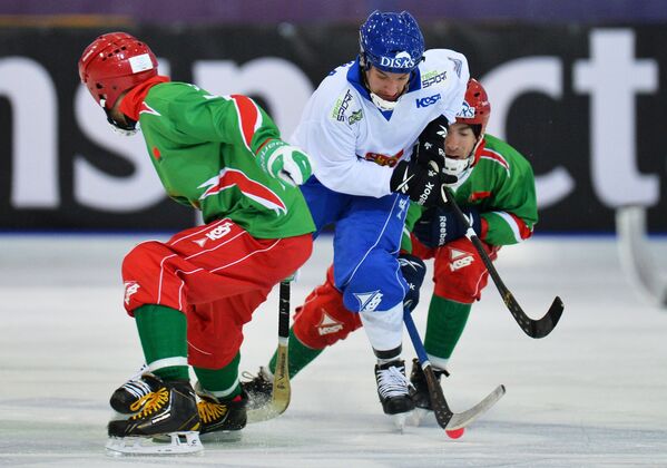 Игрок сборной Финляндии Микко Луккарила (в центре) и игрок сборной Белоруссии Сергей Юсупов (справа)