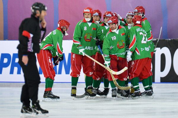 Игроки сборной Белоруссии радуются заброшенному мячу