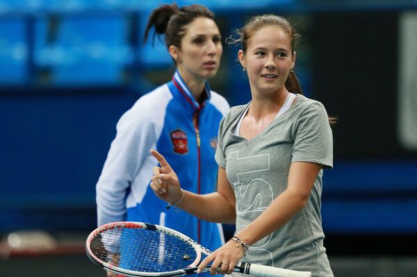 Российская теннисистка Дарья Касаткина (справа) и капитан команды Анастасия Мыскина
