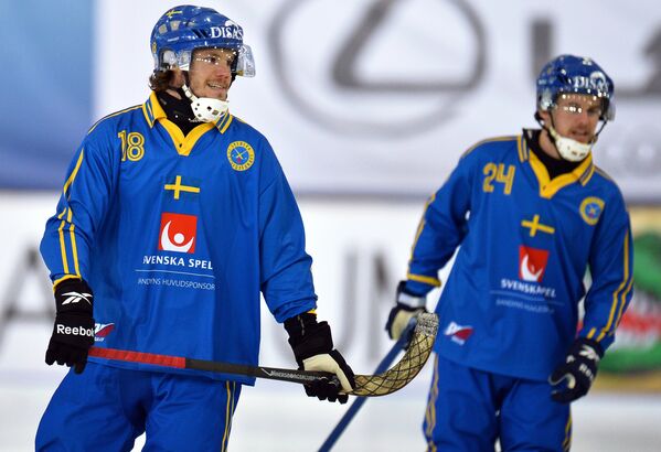 Игроки сборной Швеции по хоккею с мячом Йоаким Андерссон (слева) и Мартин Юханссон