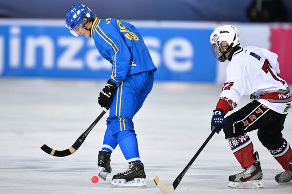 Игрок сборной Швеции по хоккею с мячом Эрик Петтерссон (слева) и игрок сборной Латвии Александр Касмынинс