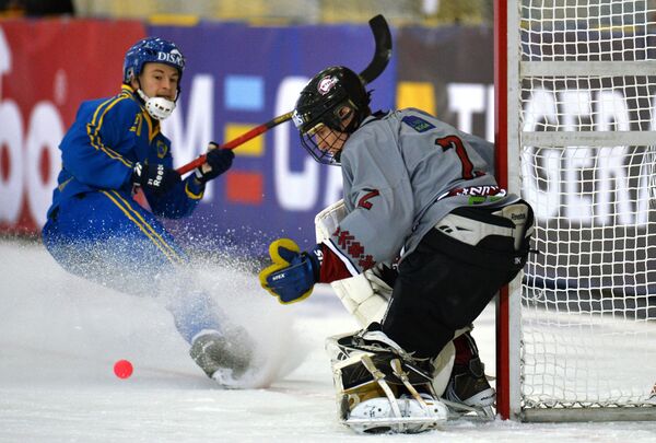 Игрок сборной Швеции по хоккею с мячом Кристофер Эдлунд (слева) и вратарь сборной Латвии Александр Бебришс-Федотов