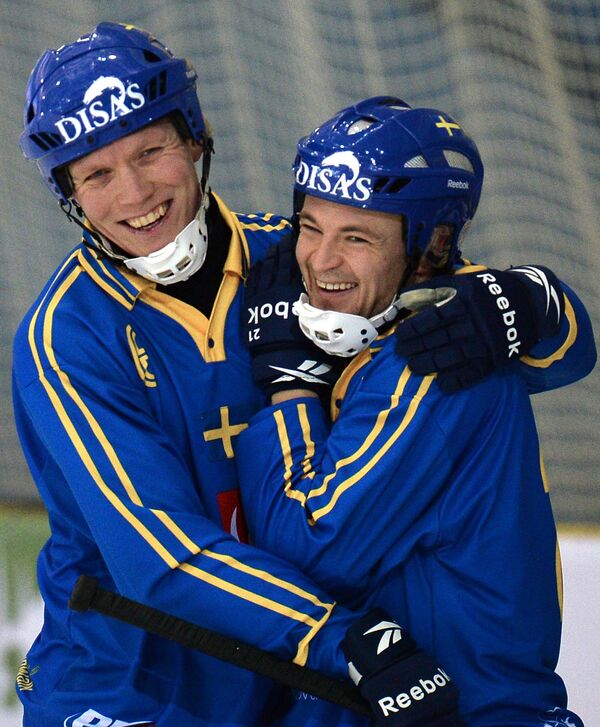 Игроки сборной Швеции по хоккею с мячом Даниэль Берлин (слева) и Пер Хельмурс