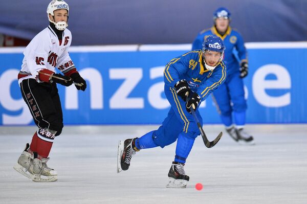 Игрок сборной Латвии по хоккею с мячом Арвис Пурвиньш (слева) и игрок сборной Швеции Симон Янссон