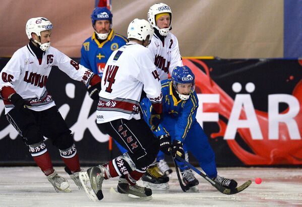 Игрок сборной Швеции по хоккею с мячом Симон Янссон (справа)
