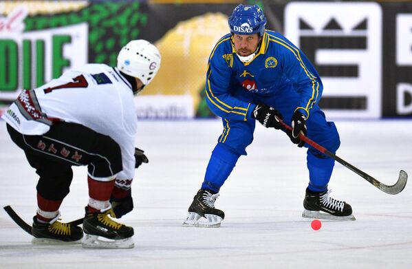 Игрок сборной Латвии по хоккею с мячом Юлий Каднай (слева) и игрок сборной Швеции Даниэль Моссберг