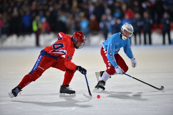 Игроки сборной России по хоккею с мячом Никита Иванов (слева) и сборной США Грегори Олсон