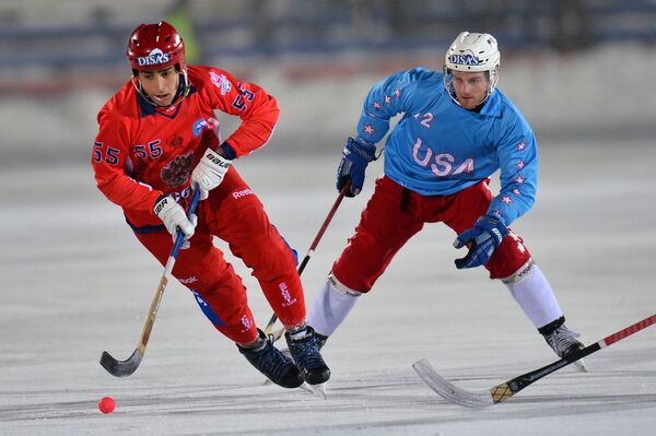 Игроки сборной России по хоккею с мячом Михаил Прокопьев (слева) и сборной США Арчи Скалбэк
