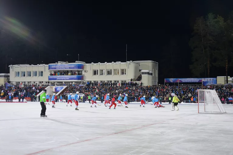 Игровой момент матча чемпионата мира по хоккею с мячом Россия - США Игровой момент матча чемпионата мира по хоккею с мячом Россия - США