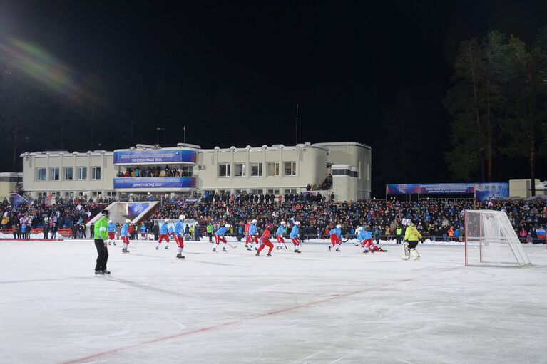 Игровой момент матча чемпионата мира по хоккею с мячом Россия - США