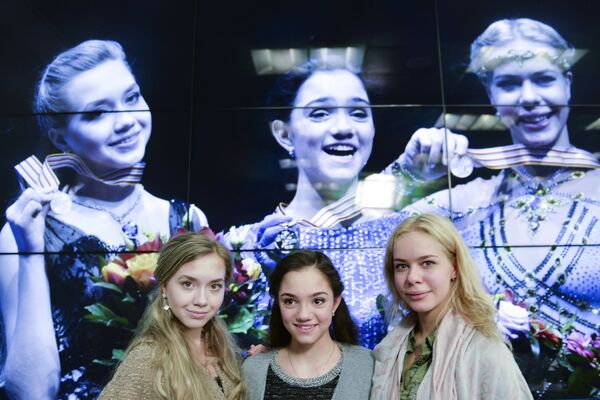 Российские фигуристки Елена Радионова, Евгения Медведева и Анна Погорилая (слева направо)