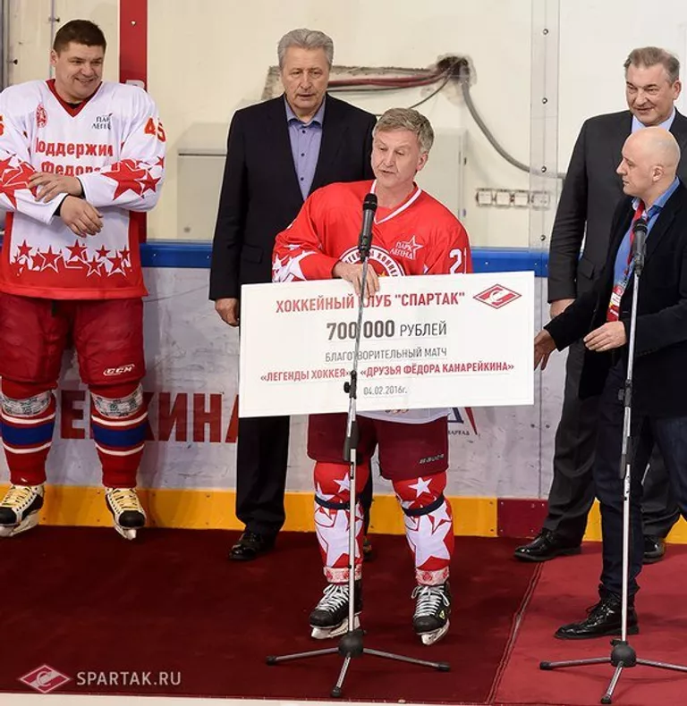 Игровой момент благотворительного матча в поддержку больного рака Федора Канарейкина команда Друзей Федора Канарейкина - команда Легенды хоккея Игровой момент благотворительного матча в поддержку больного рака Федора Канарейкина команда Друзей Федора Канарейкина - команда Легенды хоккея