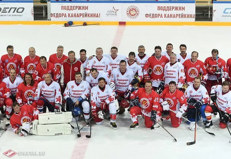 Игровой момент благотворительного матча в поддержку больного рака Федора Канарейкина команда Друзей Федора Канарейкина - команда Легенды хоккея Игровой момент благотворительного матча в поддержку больного рака Федора Канарейкина команда Друзей Федора Канарейкина - команда Легенды хоккея