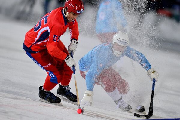 Игроки сборной России по хоккею с мячом Михаил Прокопьев (слева) и сборной США Уильямс Маклин