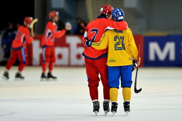 Игрок сборной России Сергей Ломанов (слева) и игрок сборной Швеции Кристофер Эдлунд