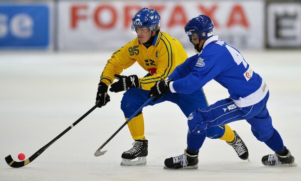Игрок сборной Швеции Эрик Петтерссон (слева) и игрок сборной Финляндии Йлари Мойсала