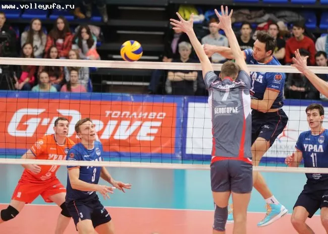 Игровой момент матча чемпионата России по волейболу ВК Урал - ВК Белогорье