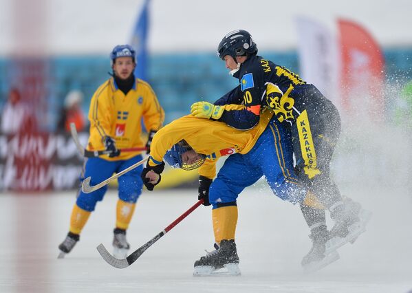 Игрок сборной Швеции Ханс Андерссон (слева) и игрок сборной Казахстана Рауан Исалиев
