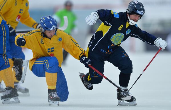 Игрок сборной Швеции Ханс Андерссон (слева) и игрок сборной Казахстана Евгений Шадрин