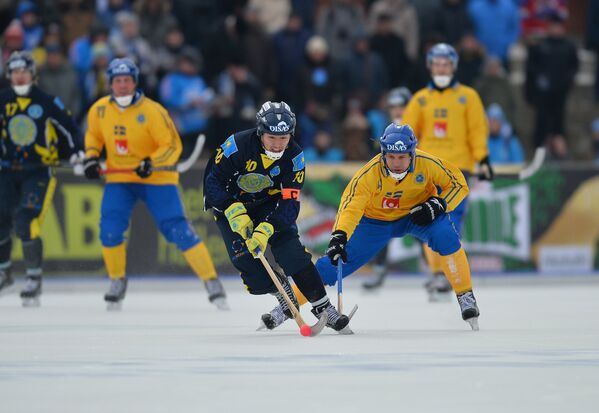 Игрок сборной Казахстана Рауан Исалиев (слева) и игрок сборной Швеции Давид Пиццони-Эльфвинг