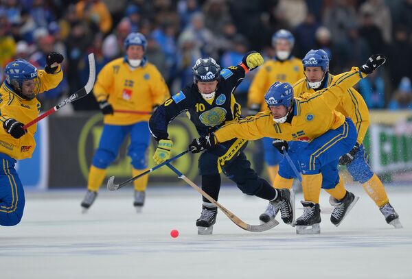 грок сборной Казахстана Рауан Исалиев (в центре) и игрок сборной Швеции Давид Пиццони-Эльфвинг (справа)