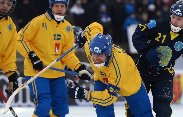 Игрок сборной Швеции Андреаст Вест (в центре) и игрок сборной Казахстана Павел Дубовик (справа)
